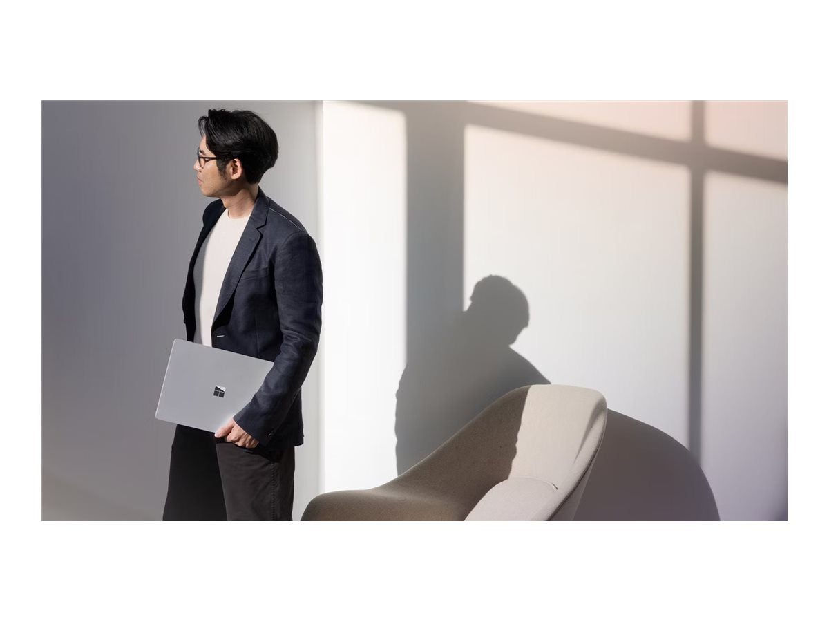 Detailaufnahme des Displays des MICROSOFT Surface Laptop7