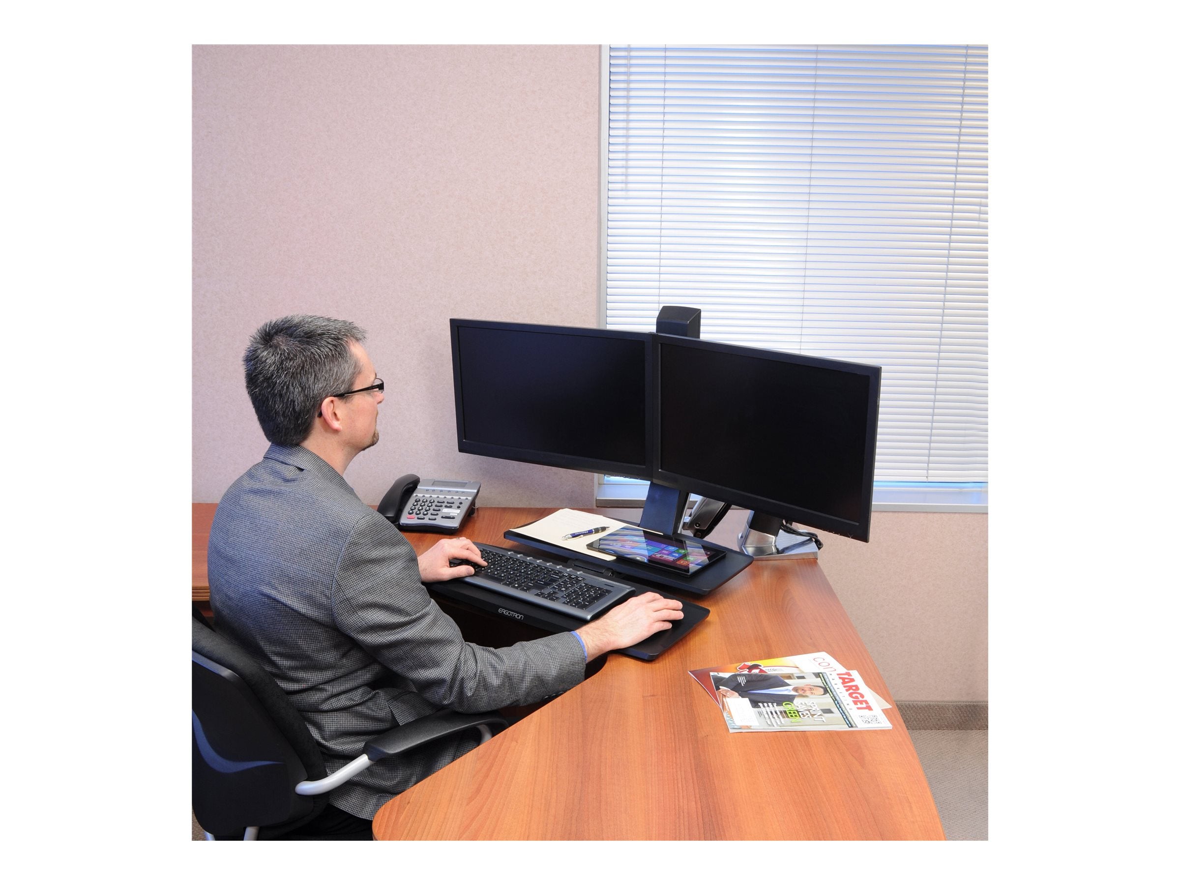 Verpackung des ERGOTRON WorkFit-A dual Stehender Tischwandler