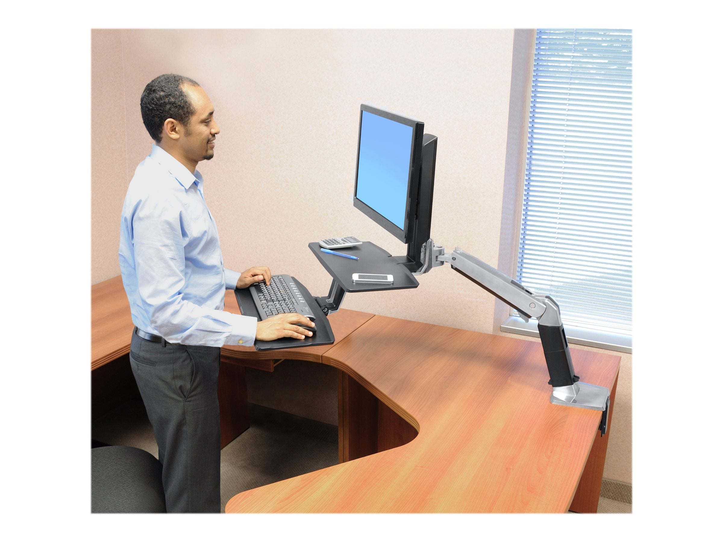 ERGOTRON WorkFit-A mit tiefer gelegter Tastaturablage mittelgrosser Monitor HD bis 68