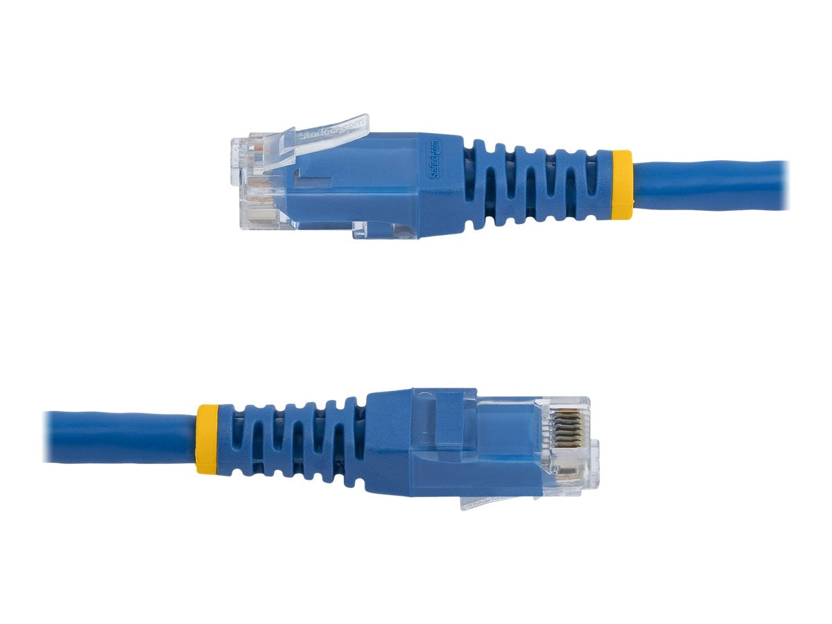 Detailaufnahme des RJ45-Steckers des STARTECH 6 Ft Blue Cat 6 Molded Patch Cable