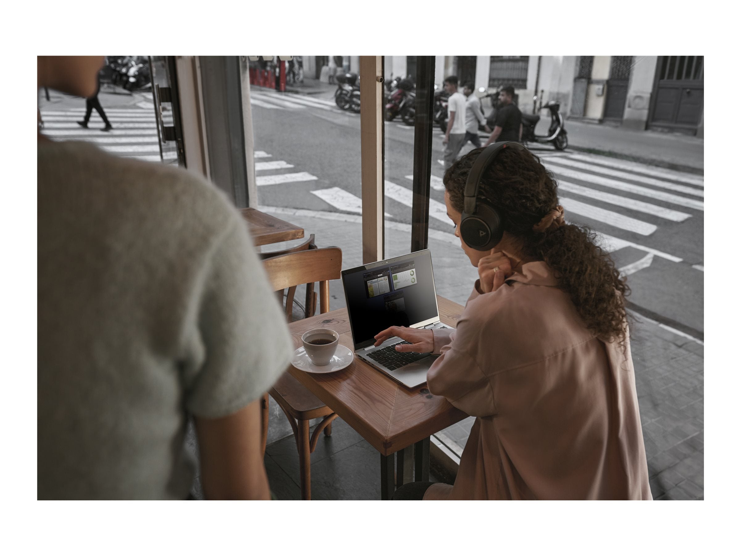 HP EliteBook 6 G1q Notebook mit geöffnetem Bildschirm