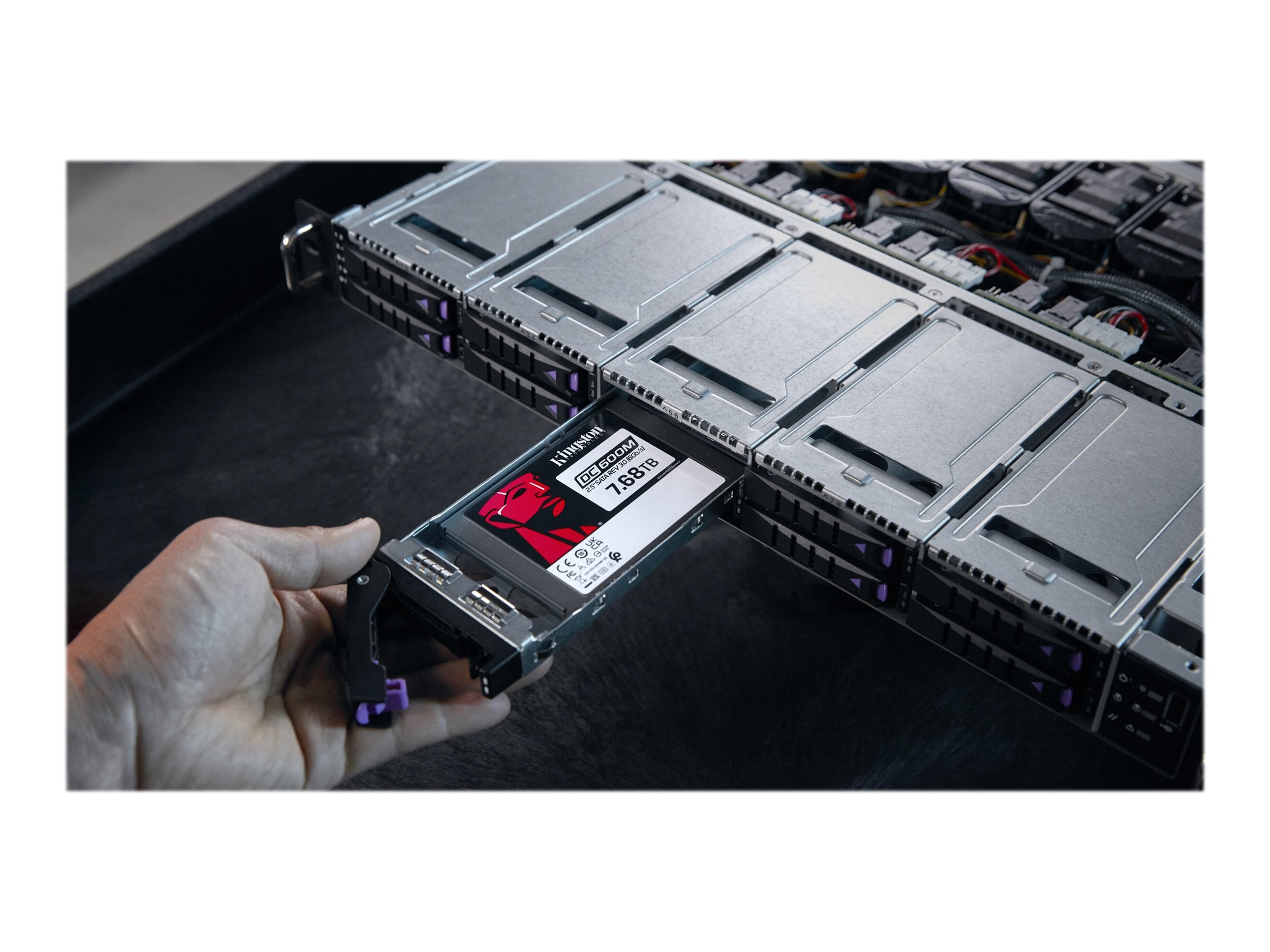 KINGSTON 7.68TB DC600M SATA3 SSD Vorderansicht