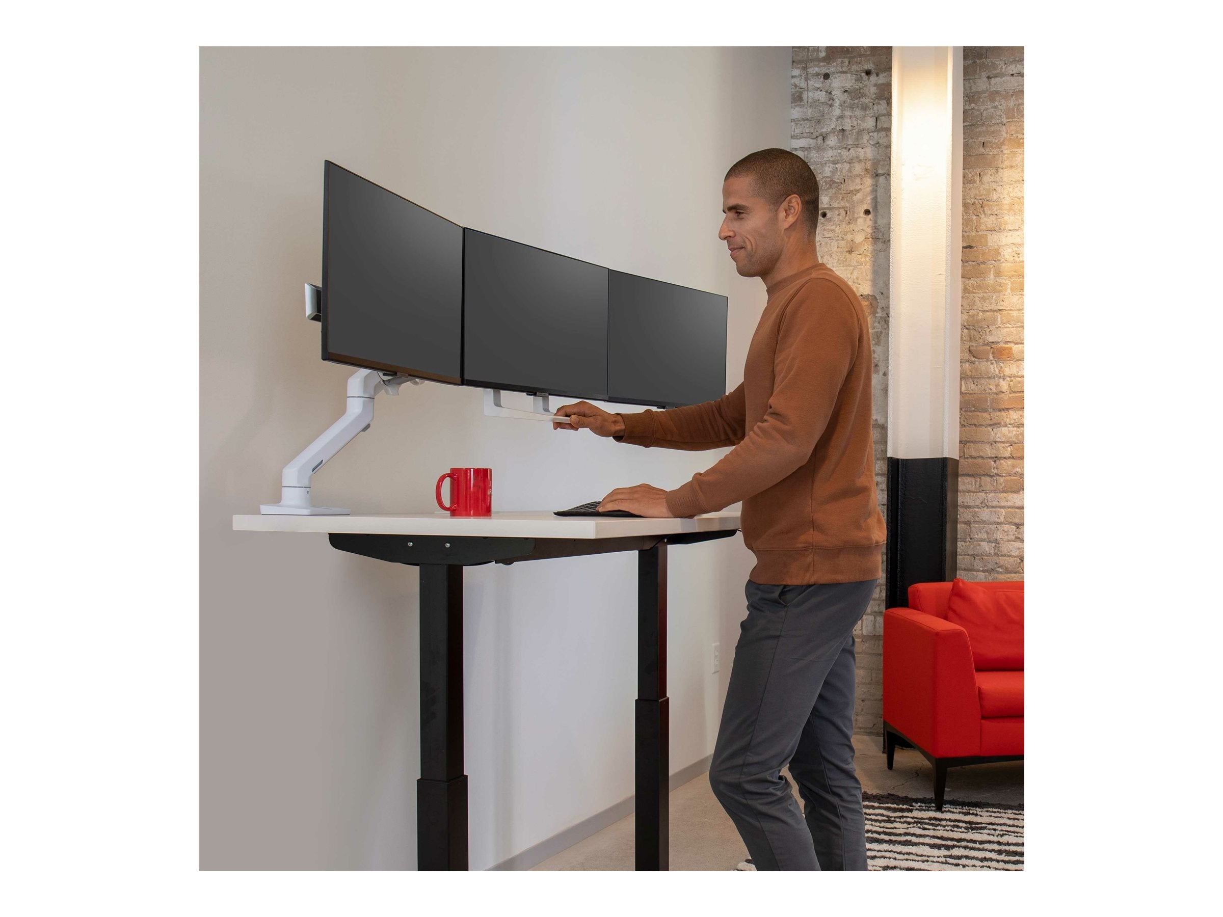 Vorderansicht des ERGOTRON HX Triple Monitor Bow Kit weiss