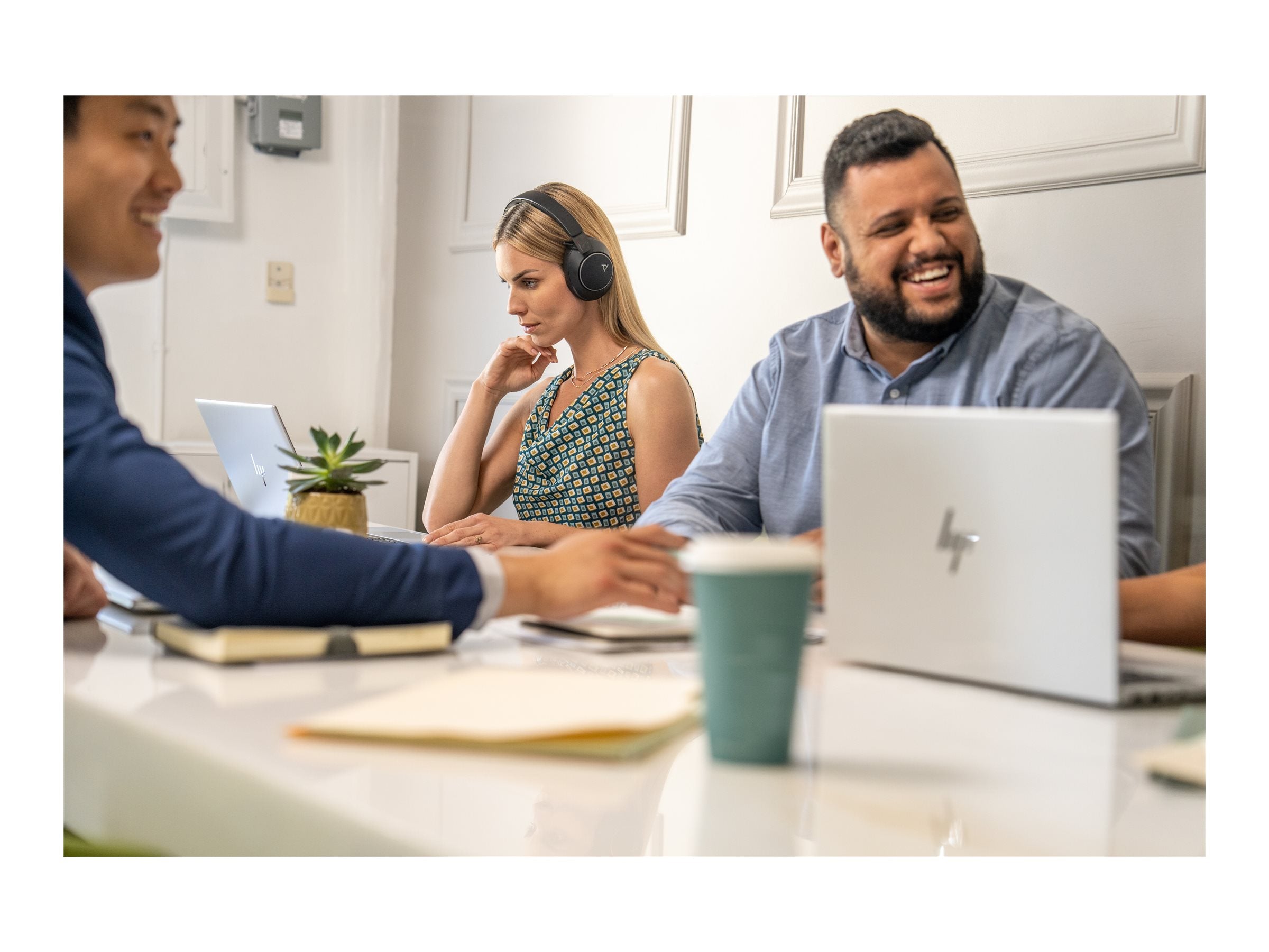 HP Poly Voyager Surround 80 UC USB-C Headset Vorderansicht