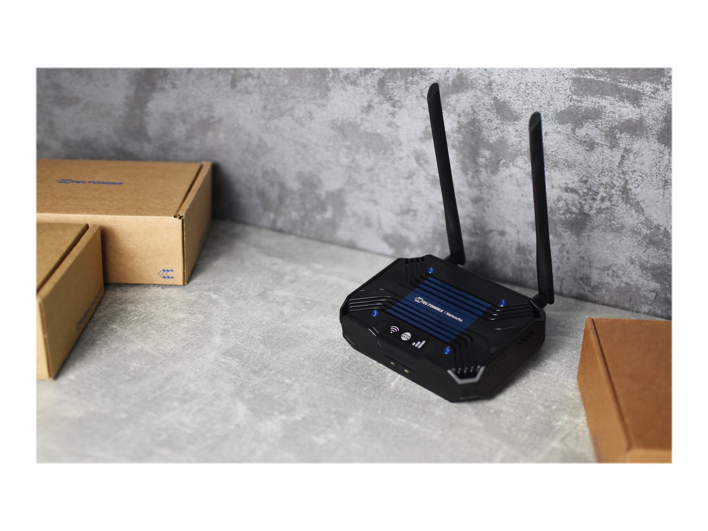 Seitenansicht des TELTONIKA NETWORKS TCR100 4G/LTE & WiFi Routers