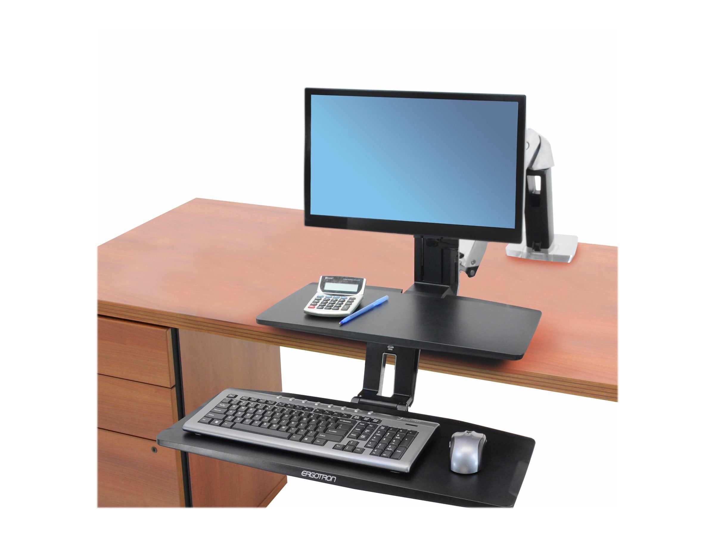 ERGOTRON WorkFit-A mit tiefer gelegter Tastaturablage mittelgrosser Monitor HD bis 68