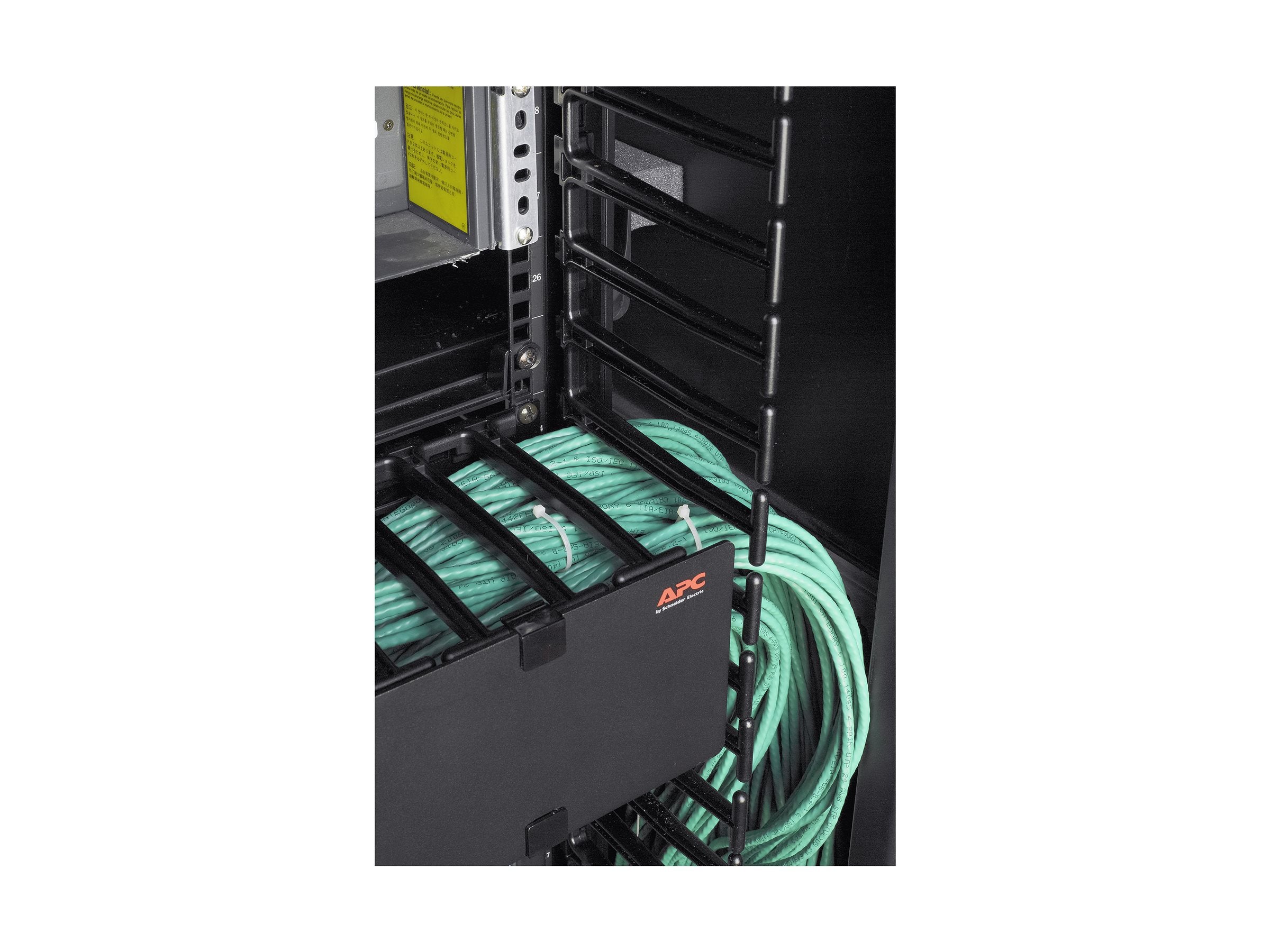 APC NetShelter SX Kabelmanager-Kit in Anwendung