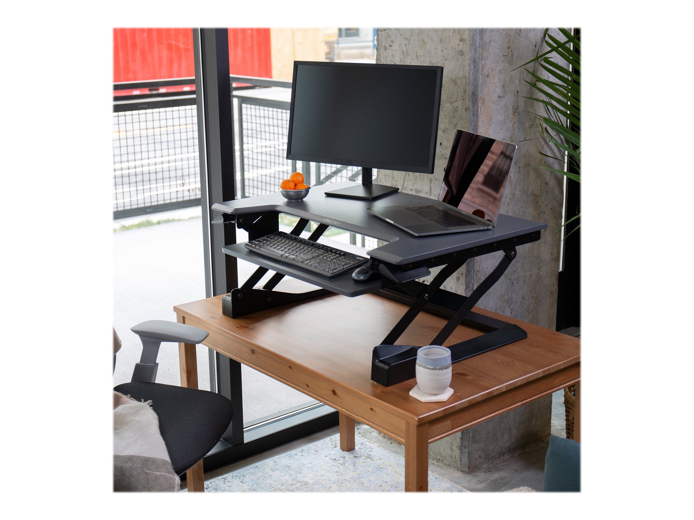 Seitenansicht des ERGOTRON WorkFit-T Sitz-Steh-Schreibtisch-Arbeitsplatz