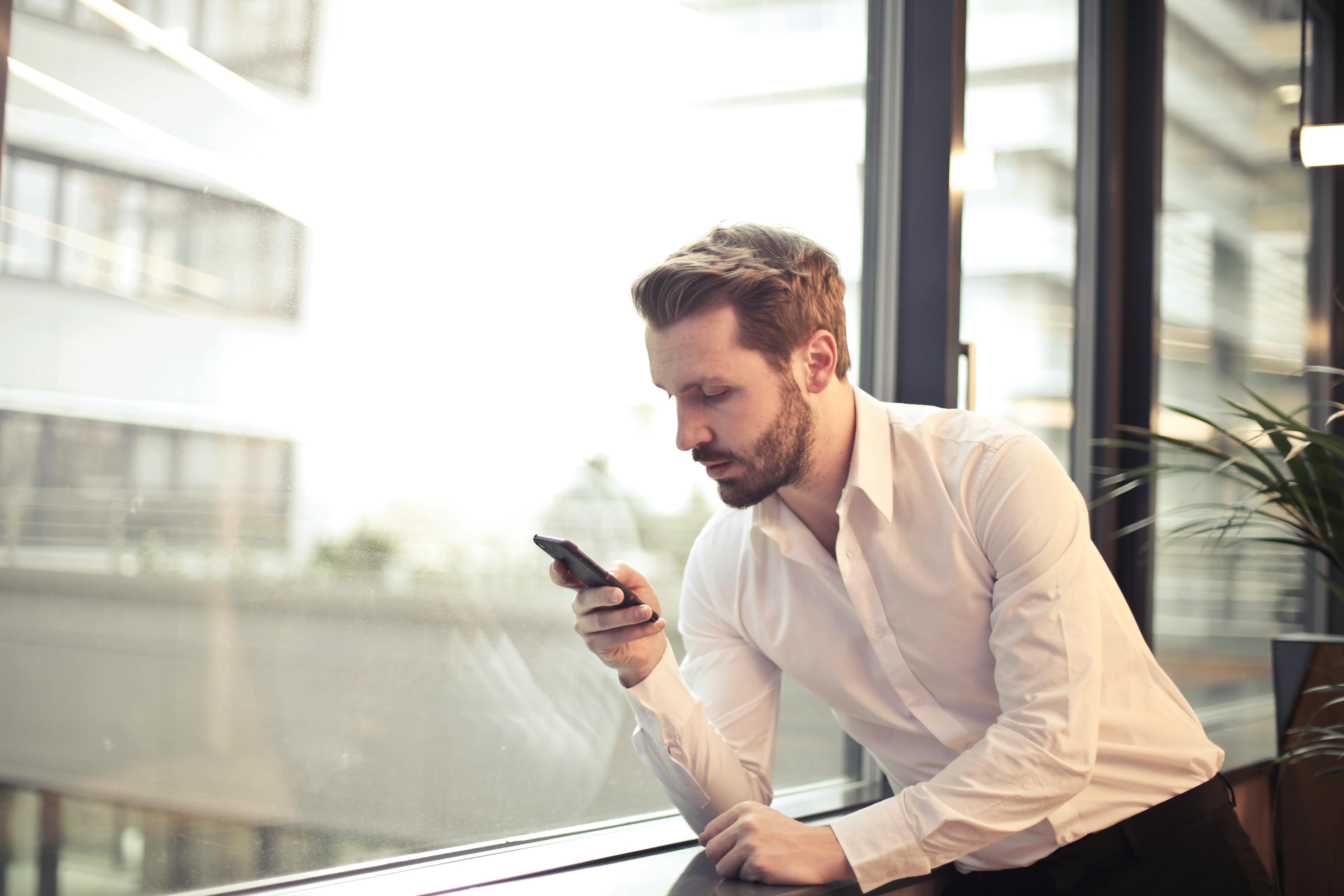 Geschäftsmann mit Smartphone