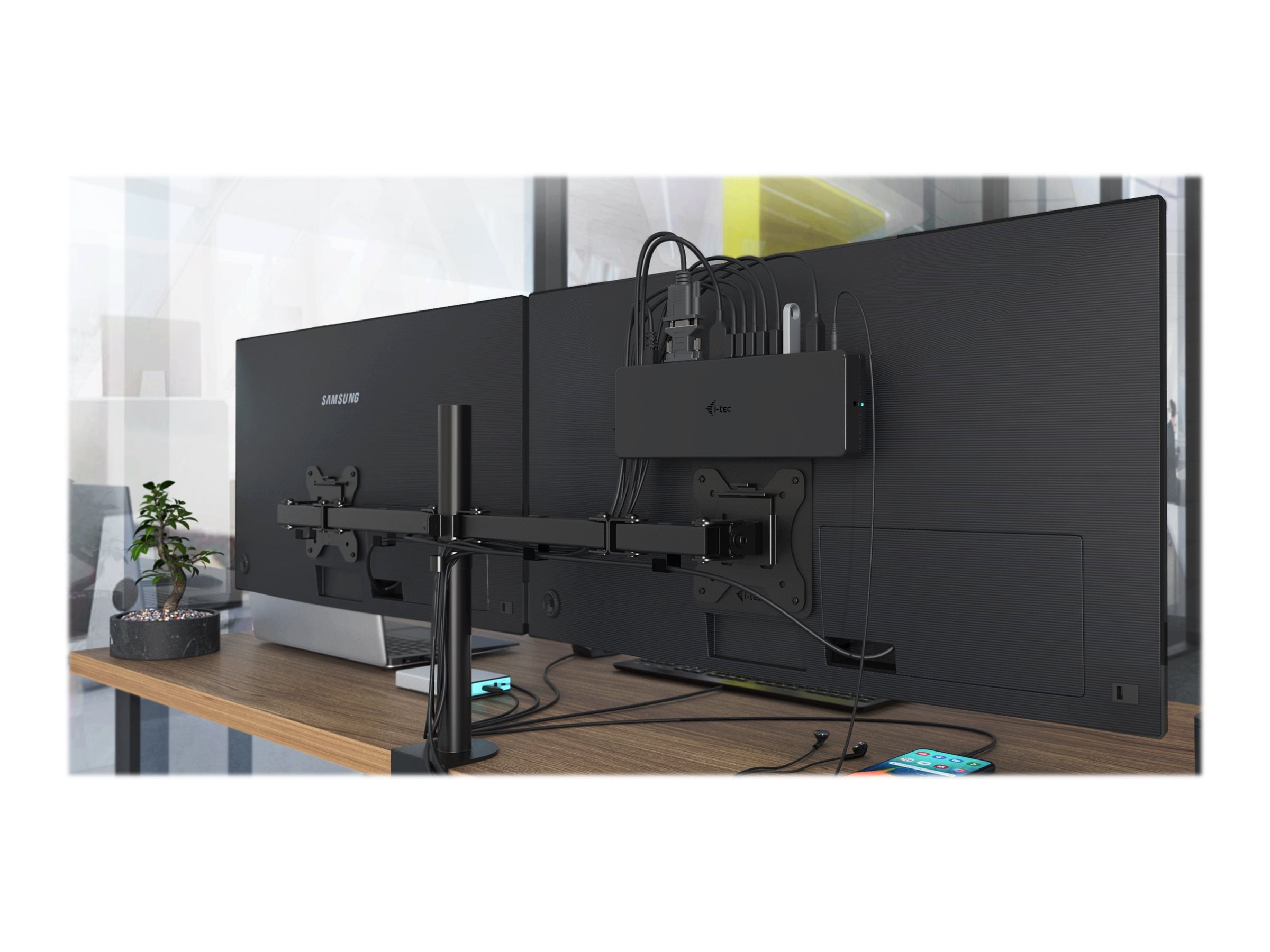 I-TEC USB 3.0/USB-C Dual Display Docking Station mit angeschlossenen Geräten