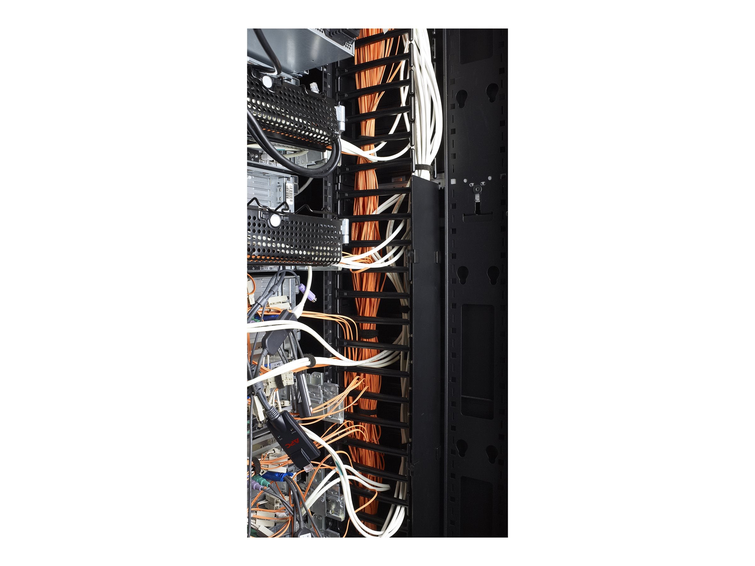 APC Rack cable management panel cover im Einsatz