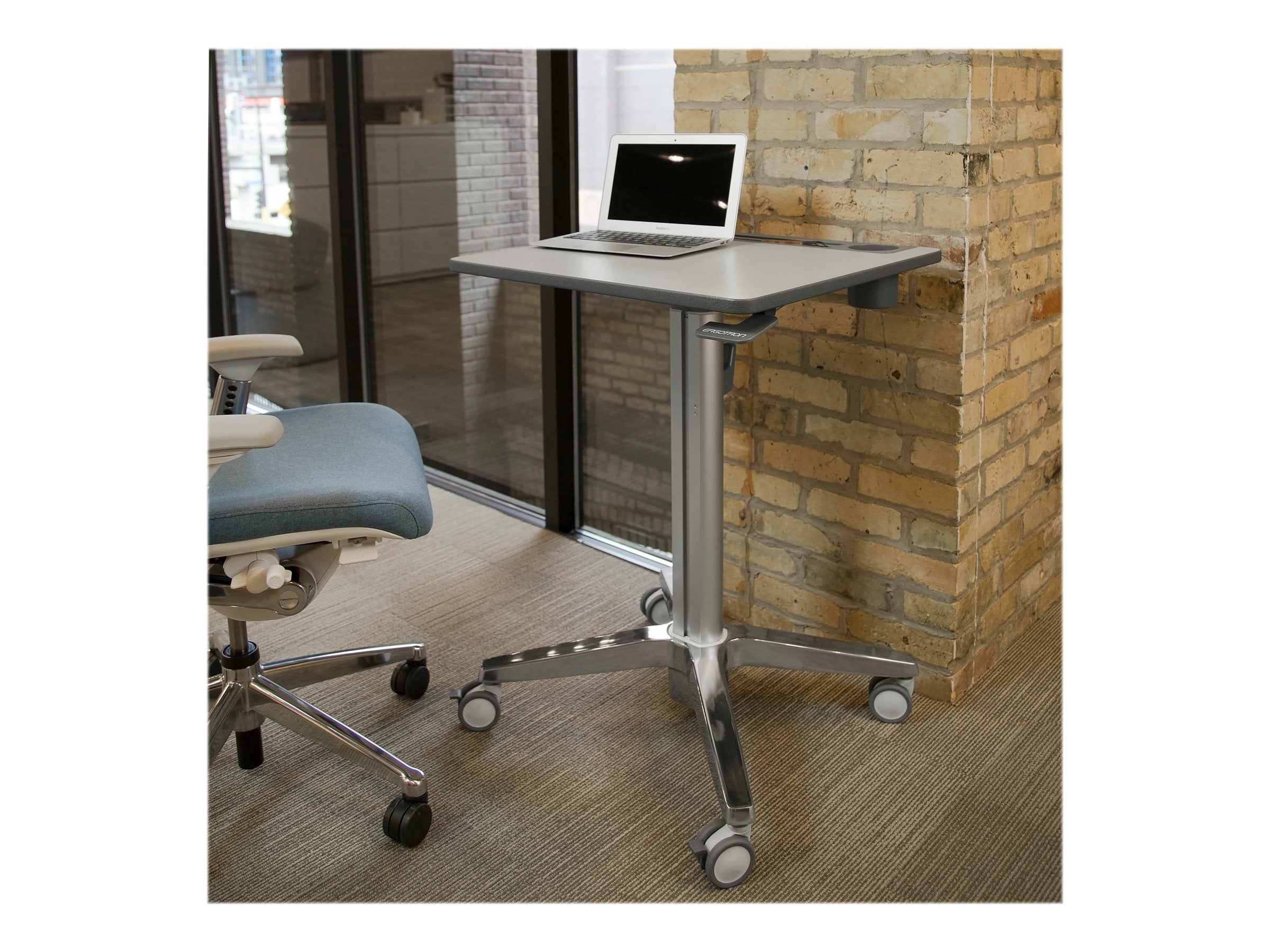 Seitenansicht des ERGOTRON LearnFit Sit-Stand Schreibtisch