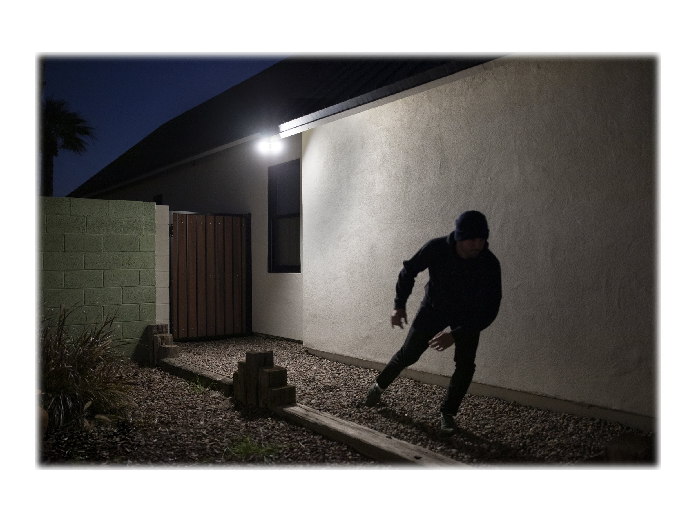 ARLO 2K Wire Free Video Floodlight in Anwendung