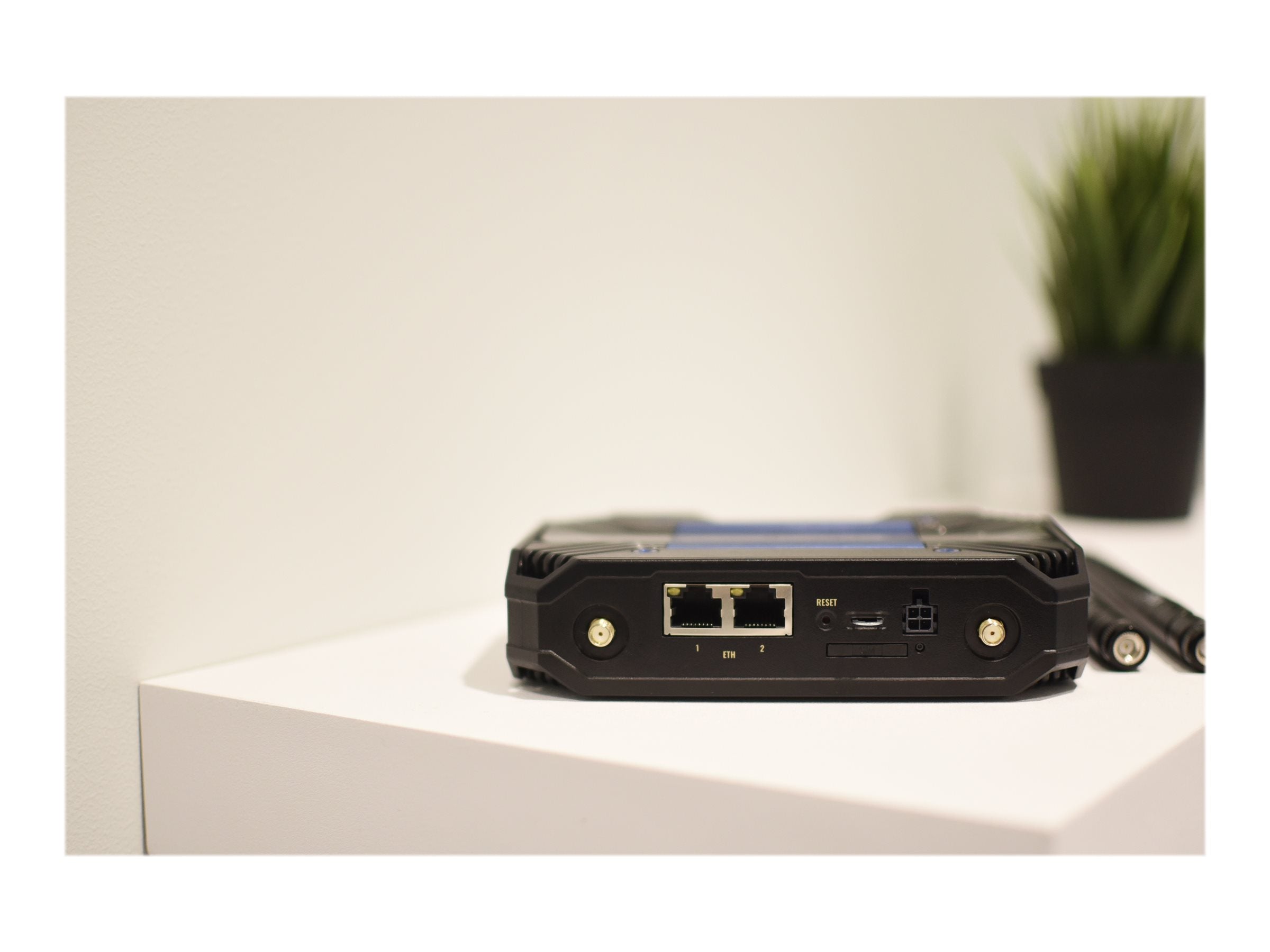 Detailansicht der Anschlüsse des TELTONIKA NETWORKS TCR100 4G/LTE & WiFi Routers
